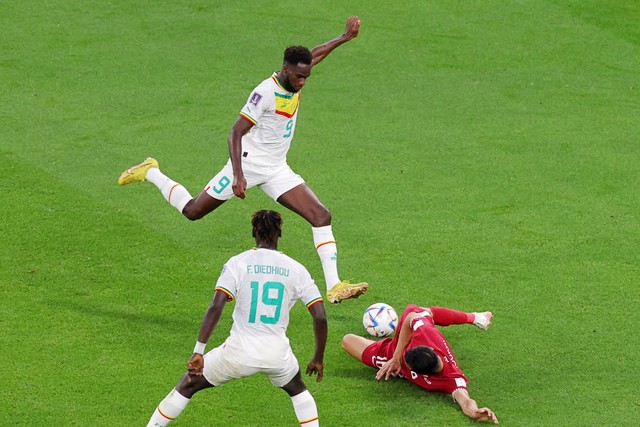 Pemain Senegal Boulaye Dia mencetak gol saat hadapi Qatar, pada Piala Dunia FIFA Qatar 2022 di Stadion Al Thumama, Doha, Qatar, Jumat (25/11/2022). Foto: Molly Darlington/REUTERS