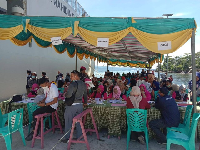 Ratusan warga memadati lokasi pengobatan gratis di Dermaga Trikora, Kota Tidore Kepulauan, Maluku Utara. Foto: Nurkholis Lamaau/cermat
