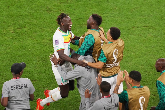 Pemain Senegal Famara Diedhiou merayakan gol kedua mereka saat hadapi Qatar pada Piala Dunia FIFA Qatar 2022 di Stadion Al Thumama, Doha, Qatar, Jumat (25/11/2022). Foto: Molly Darlington/REUTERS