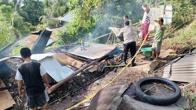 Rumah di Kampung Tanaki, Kabupaten Sitaro dibakar pemiliknya sendiri yang sudah dalam keadaan mabuk.