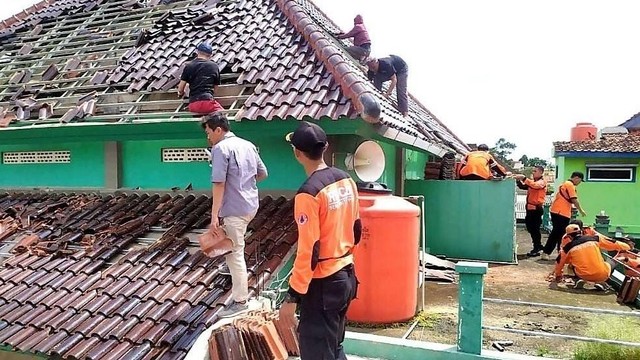 Anggota Ormas Senkom Mitra Polri bergotong royong membenahi rumah korban gempa di Cianjur. FOTO: Dok Istimewa