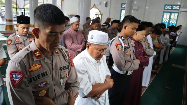 Polisi bersama warga di Kabupaten Aceh Barat, Aceh, melaksanakan salat gaib untuk korban gempa Cianjur di Masjid Babul Jannah, Jumat (25/11/2022). Foto: Dok. Polres Aceh Barat