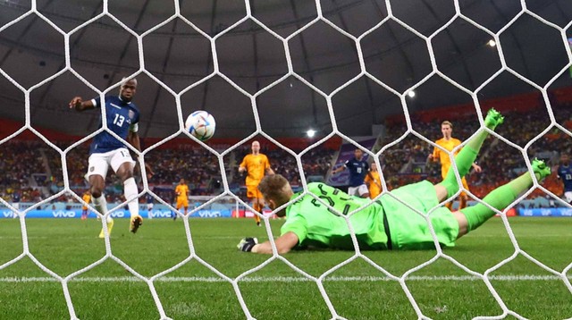 Enner Valencia dari Ekuador mencetak gol saat melawan Belanda di Piala Dunia FIFA Qatar 2022, 25 November 2022. Foto: Siphiwe Sibeko/REUTERS