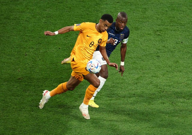 Pemain Belanda Cody Gakpo beraksi dengan pemain Ekuador Enner Valencia di Piala Dunia FIFA Qatar 2022, 25 November 2022. Foto: Marko Djurica/REUTERS