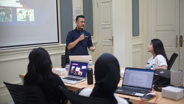 Dede Rohali memberi materi di bootcamp kumparan Buddies hari pertama tentang reportase breaking news yang diadakan di Kantor kumparan pada Jumat (25/11/2022). Foto: Iqbal Firdaus/kumparan