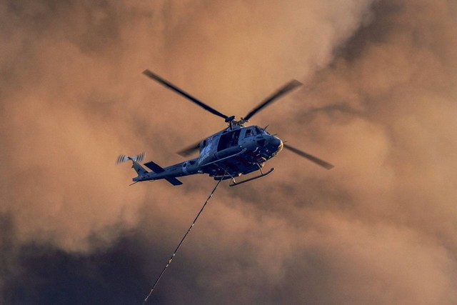 Ilustrasi kecelakaan helikopter - Helikopter penyelamat Griffin HAR2 Angkatan Udara Kerajaan membawa muatan untuk mengalirkan air ke api yang berkobar di dekat desa Alassa di Siprus selatan pada 23 September 2022. Foto: ROY ISSA / AFP