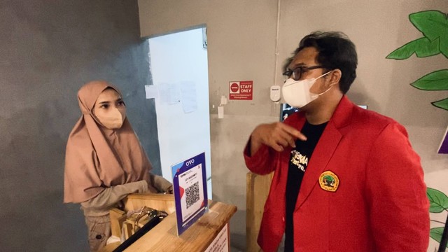 Situasi saat sedang melakukan sosialisasi di salah satu coffee shop di sekitar kampus UNTAG Surabaya, Rabu (19/10). Foto: Dok. Pribadi