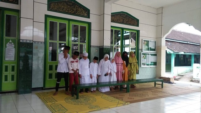 Kegiatan di bulan Ramadan Bu Siti dengan muridnya, tadarus Al-Qur'an. (Foto: Salwa A'yunin'na/Kumparan)