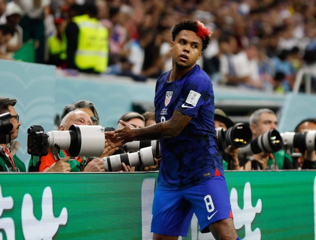 Weston McKennie dari AS menghampiri fotografer saat melawan Inggris di Piala Dunia 2022 di Qatar, Foto: John Sibley/REUTERS