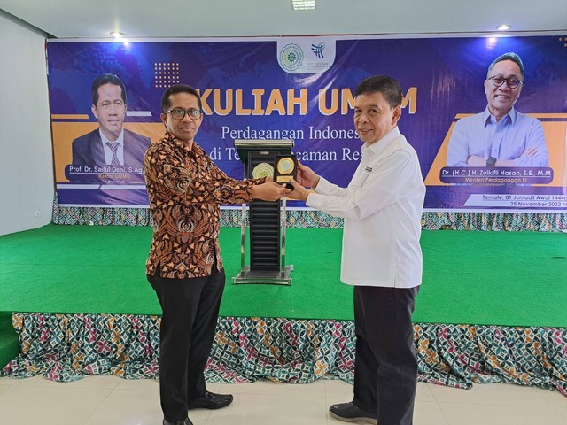 Penyerahan Cendramata Oleh Rektor UMMU Untuk Kemendag. Sumber: Kehumasan UMMU