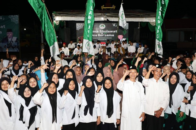Kekaguman terhadap sosok Ganjar Pranowo membuat para santri menginginkan pesantrennya dapat dikunjungi sosok yang dikenal dengan gayanya yang gaul dan bermasyarakat tersebut. Foto: Dok. Istimewa