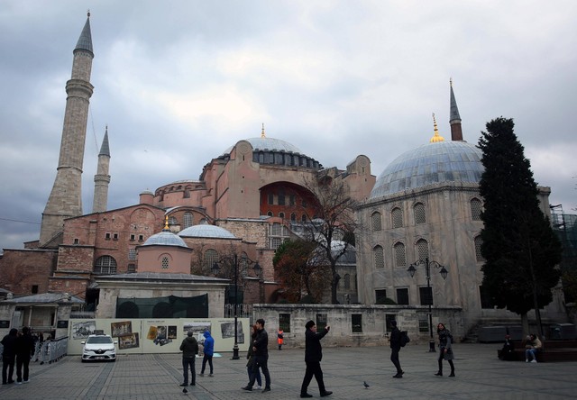Wisatawan dari berbagai negara mengunjungi Masjid Hagia Sophia di Istanbul, Turki, Jumat (25/11/2022). Foto: Muhammad Iqbal/Antara Foto