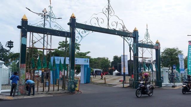 Sejumlah pekerja sedang mengecat ulang gapura Pura Mangkunegaran Solo, Sabtu (26/11/2022). FOTO: Fernando Fitusia