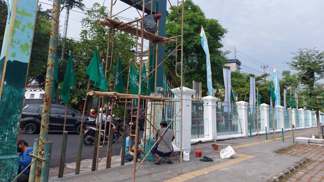 Sejumlah pekerja sedang mengecat ulang gapura Pura Mangkunegaran Solo, Sabtu (26/11/2022). FOTO: Fernando Fitusia