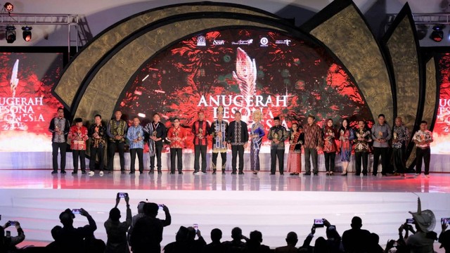 panggung utama Anugerah Pesona Indonesia (API) Awards 2022 di Gedung AAC Dayan Dawood, Banda Aceh. Foto: Abdul Hadi/acehkini 