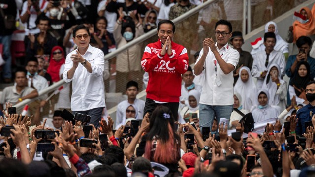 Presiden Joko Widodo (tengah) menyapa relawan saat menghadiri acara Gerakan Nusantara Bersatu: Satu Komando Untuk Indonesia di Stadion Utama Gelora Bung Karno, Jakarta, Sabtu (26/11/2022). Foto: Aprillio Akbar/Antara Foto