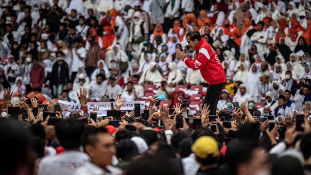 Presiden Joko Widodo menyapa relawan saat menghadiri acara Gerakan Nusantara Bersatu: Satu Komando Untuk Indonesia di Stadion Utama Gelora Bung Karno, Jakarta, Sabtu (26/11/2022). Foto: Aprillio Akbar/Antara Foto