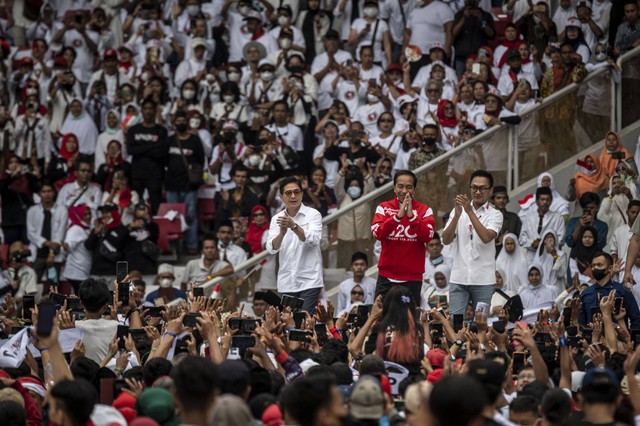 Presiden Joko Widodo (tengah) menyapa relawan saat menghadiri acara Gerakan Nusantara Bersatu: Satu Komando Untuk Indonesia di Stadion Utama Gelora Bung Karno, Jakarta, Sabtu (26/11/2022). Foto: Aprillio Akbar/Antara Foto