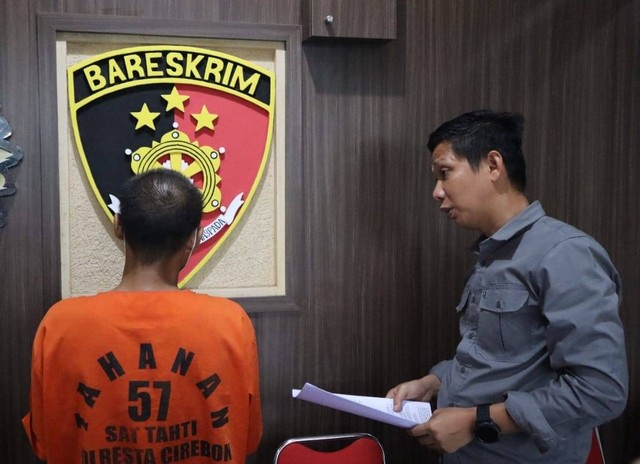 Polresta Cirebon memeriksa SR yang tega memperkosa anak kandungnya sendiri.(Juan)
