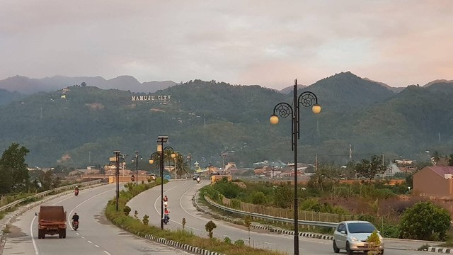 Jalan Arteri di Kota Mamuju, ibu kota Provinsi Sulawesi Barat. Foto: Adi Pallawalino/SulbarKini