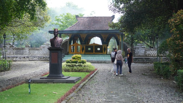 Wisatawan yang dipandu oleh juru kunci. Sumber: dokumentasi pribadi.