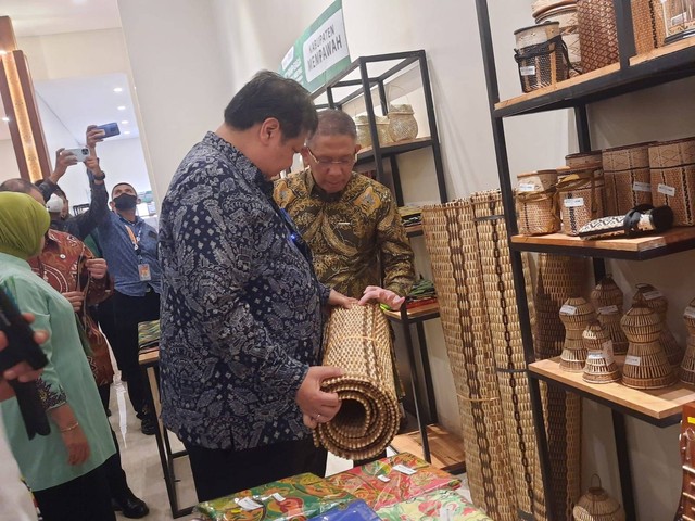 Gubernur Sutarmidji mendampingi Airlangga Hartarto melihat tikar yang terbuat dari anyaman rotan khas Kalbar. Foto: Siti Annisa/Hi!Pontianak