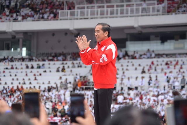 Presiden Joko Widodo menyapa relawan saat menghadiri acara Gerakan Nusantara Bersatu: Satu Komando Untuk Indonesia di Stadion Utama Gelora Bung Karno, Jakarta, Sabtu (26/11/2022). Foto: Gerakan Nusantara Bersatu