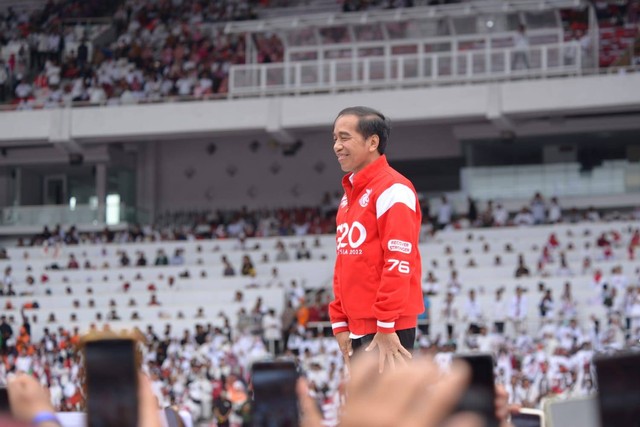 Presiden Joko Widodo menyapa relawan saat menghadiri acara Gerakan Nusantara Bersatu: Satu Komando Untuk Indonesia di Stadion Utama Gelora Bung Karno, Jakarta, Sabtu (26/11/2022). Foto: Gerakan Nusantara Bersatu