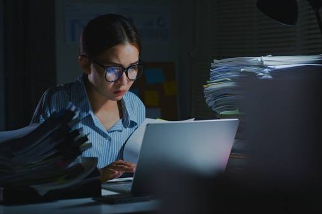 https://www.istockphoto.com/id/foto/karyawan-kantor-asia-yang-terlalu-banyak-bekerja-menggunakan-komputer-laptop-untuk-gm1413937269-462835864