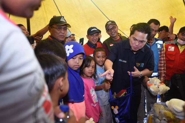 Menteri BUMN Erick Thohir meninjau Posko Penanggulangan Bencana di kawasan Limbangan Sari, Cianjur, Jawa Barat, pada Jumat (25/11/2022).
 Foto: Dok. Pertamina