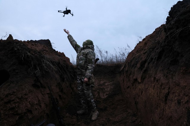 Prajurit "Ghost" dari Brigade Infanteri Bermotor Independen ke-58 Angkatan Darat Ukraina menerbangkan drone di kawasan Bakhmut, Ukraina, Jumat (25/11/2022). Foto: Leah Millis/Reuters