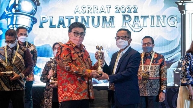 Direktur Kepatuhan BRI Ahmad Solichin Lutfiyanto menerima penghargaan BRI Raih Peringkat Tertinggi di Ajang ASRRAT 2022 di Jakarta, Kamis (24/11/2022). Foto: BRI