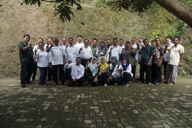 Foto bersama peserta Community Learning Center di Hargowilis, Kokap, Kulon Progo (23/11). (Sumber: Dokumentasi Pribadi)