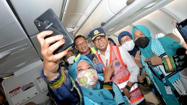 Menteri Perhubungan Budi Karya Sumadi meninjau langsung keberangkatan penerbangan jemaah umrah yang kedua dari Bandara Kertajati, Majalengka, Jawa Barat, Sabtu (26/11/2022). Foto: Kemenhub RI