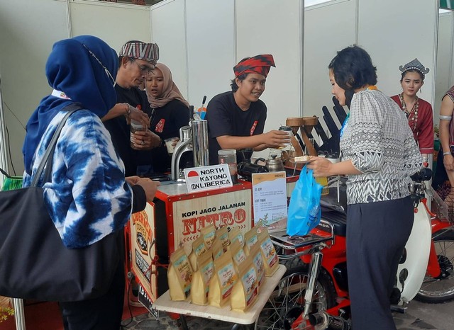 Delegasi BIMP-EAGA 2022 mencicipi kopi Kojal khas Kayong Utara. Foto: Siti Annisa Aini/Hi!Pontianak