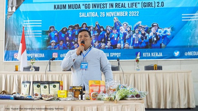 Jihad, peserta program kewirausahaan GIRL 2.0 dari Plan Indonesia & SPPQT mempresentasikan produk bisnis wader. Foto: Plan Indonesia/Masajeng.