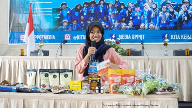 Hana, peserta program kewirausahaan GIRL 2.0 dari Plan Indonesia & SPPQT mempresentasikan produk bisnisnya. Foto: Plan Indonesia/Masajeng.