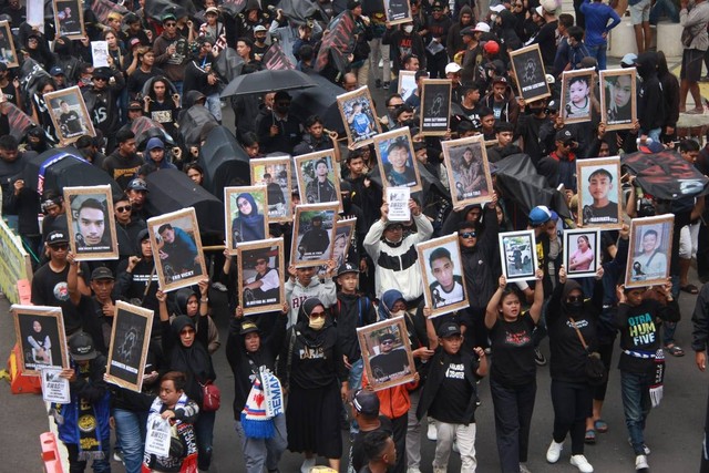 Aksi Aremania dalam Malang Menghitam pada 10 November 2022. Foto/Rubianto