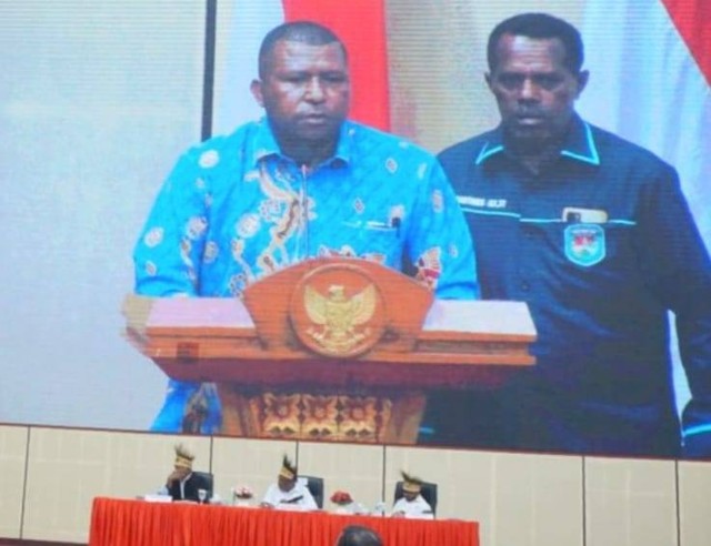 Juru bicara Tim Deklator Pemekaran Provinsi Papua Barat Daya, Yanto Amus Ijie saat membacakan 8 Poin Pernyataan Sikap, Tim Deklator PBD di hadapan Wamendagri dan anggota Komite I DPD RI. Foto ist