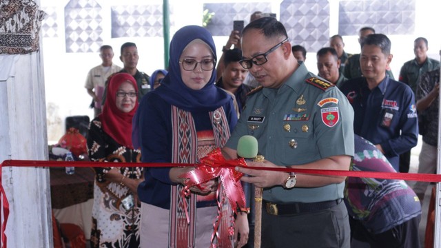 Persit Kodim 1418/Mamuju membuka toko oleh-oleh khas Sulawesi Barat. Foto: Dokumentasi Kodim Mamuju