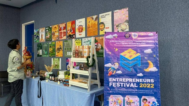 Beberapa produk PMW Polinema turut dipamerkan dalam ajang Enterpreneurs Festival 2022. Foto / Feni Yusnia