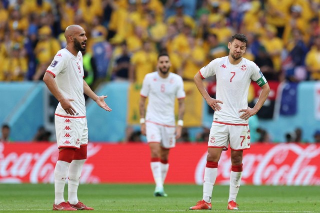 Pemain Tunisia Youssef Msakni dan Issam Jebali bereaksi setelah kebobolan gol pertama mereka yang dicetak oleh pemain Australia Mitchell Duke pada Piala Dunia 2022, di Stadion Al Janoub, Al Wakrah, Qatar, Sabtu (26/11/2022). Foto: Carl Recine/REUTERS