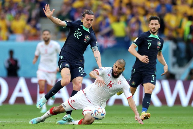 Pemain Tunisia Aissa Laidouni beraksi dengan pemain Australia Jackson Irvine pada Piala Dunia 2022, di Stadion Al Janoub, Al Wakrah, Qatar, Sabtu (26/11/2022). Foto: Carl Recine/REUTERS