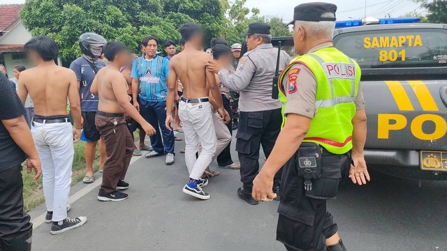 Pelajar Sekolah Menengah Kejuruan (SMK) di Kabupaten Tuban saat diamankan petugas. Sabtu (26/11/2022) (Foto: Dok Istimewa)