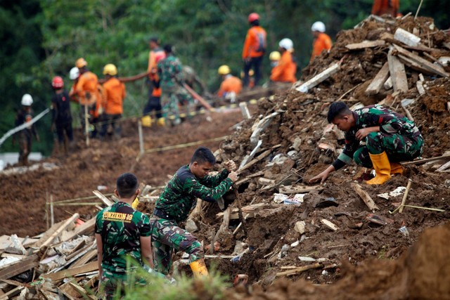 Petugas SAR gabungan melakukan evakuasi korban longsor akibat gempa bumi di Cugenang, Kabupaten Cianjur, Jawa barat, Sabtu (26/11/2022). Foto: Yulius Satria Wijaya/ANTARA FOTO