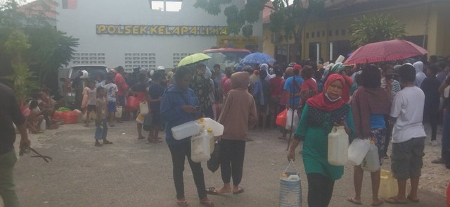 Keterangan foto: Warga Kota Kupang mengantri minyak tanah di halaman Polsek Kelapa Lima.