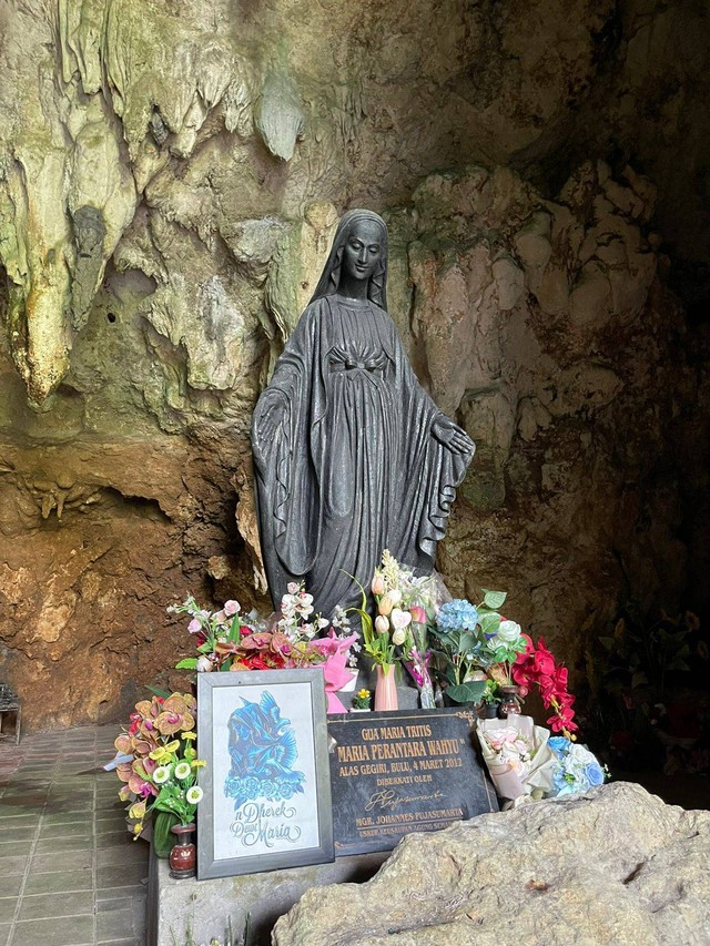 Patung Bunda Maria di Gua Maria Tritis, "Maria Perantara Wahyu". Sumber: dokumentasi pribadi.