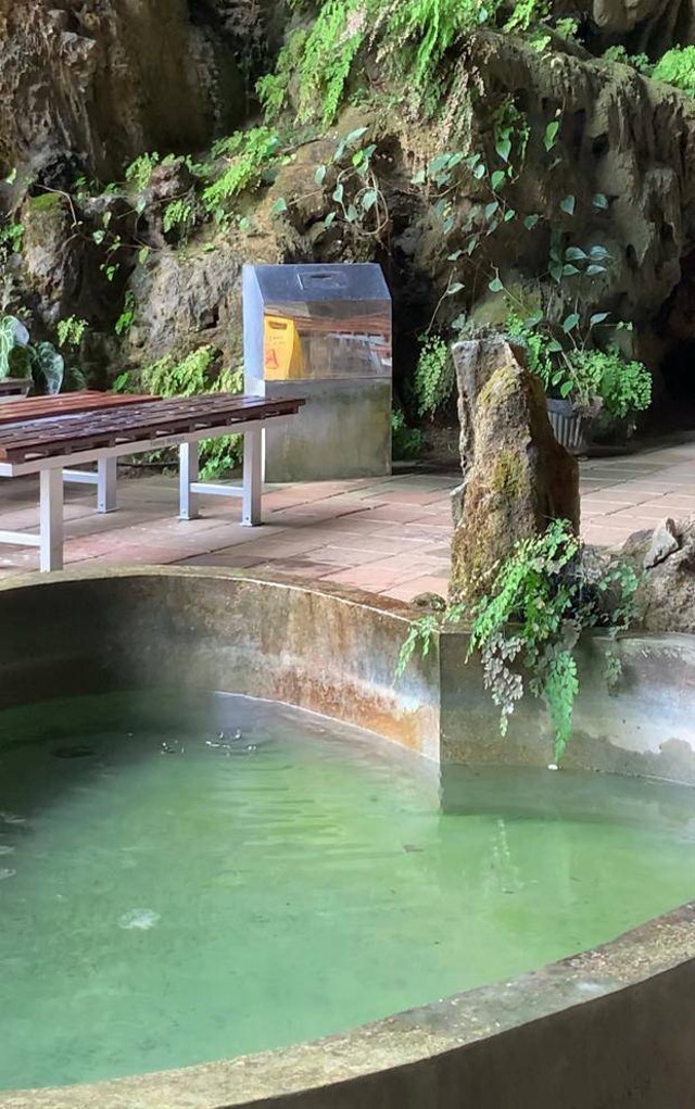 Kolam air berkat Gua Maria Tritis. Sumber: dokumentasi pribadi