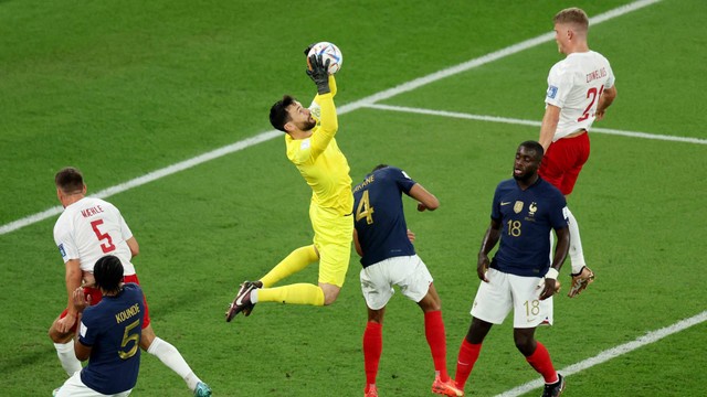 Aksi Hugo Lloris dari Prancis saat melawan Denmark pada pertandingan Piala Dunia 2022 di Stadion 974, Doha, Qatar, Sabtu, 26 November 2022. Foto: Marko Djurica/REUTERS