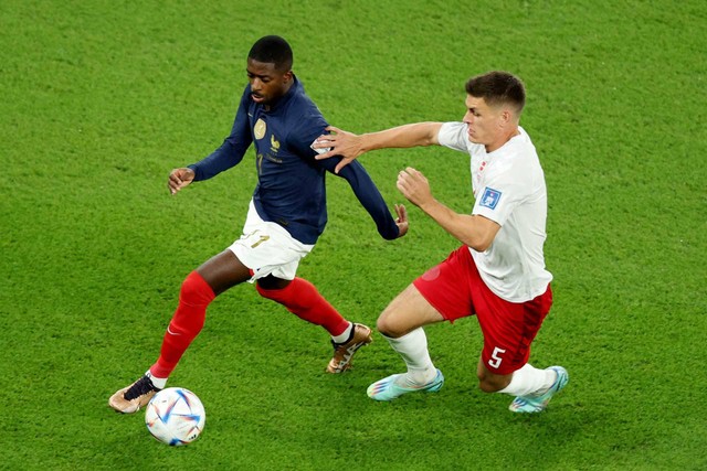 Ousmane Dembele dari Prancis beraksi dengan Joakim Maehle dari Denmark pada pertandingan Piala Dunia 2022 di Stadion 974, Doha, Qatar, Sabtu, 26 November 2022. Foto: Marko Djurica/REUTERS